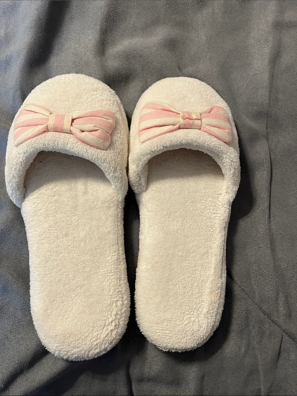 Victoria's Secret White Plush Slide Slippers with Pink Bow Accents